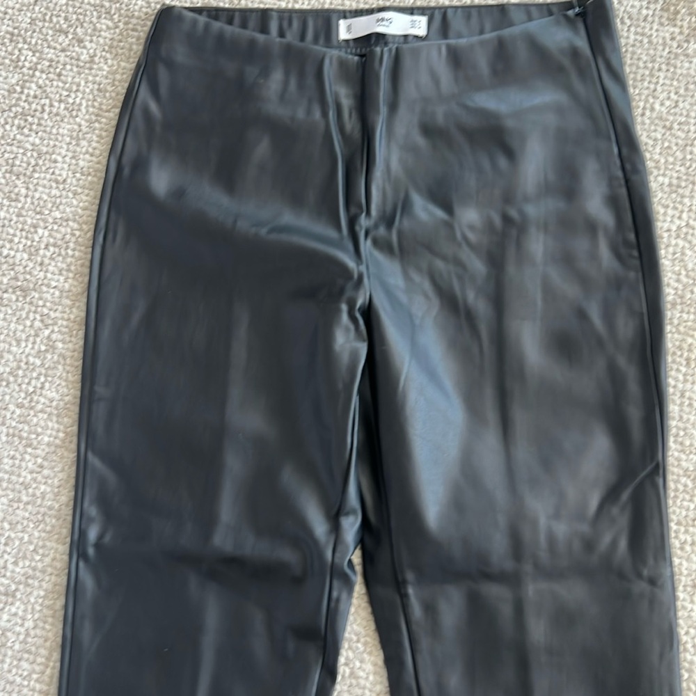 Beautiful faux leather side zip ankle